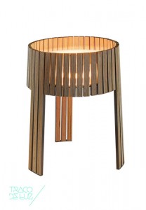 Shio é um candeeiro de chão ou de mesa com madeira e luz LED