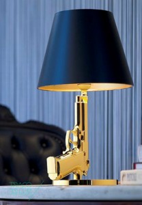 Bedside Gun dourado, candeeiro de mesa da marca Flos, na Traço de Luz iluminação, Portugal