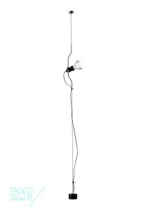 Parentesi é um candeeiro de luz directa com design de Achille Castiglioni com Pio Manzu para a FLOS. A Lâmpada move-se verticalmente, deslizando sobre um tubo de aço branco, preto, vermelho ou niquelado que se encontra preso ao tecto por um tirante.