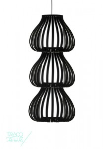 Bailaora é uma luminária modular e versátil que pode ser apresentada isoladamente ou composta. Permite criar três composições diferentes ampliando o candeeiro através de módulos. Bailaora é um candeeiro de suspensão disponível em duas cores branco ou preto.