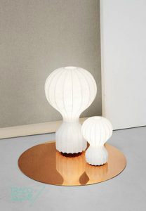 Gatto é um candeeiro de mesa moderno com design de Achille and Pier Giacomo Castiglioni para a Flos. Gatto é um candeeiro de forma sinuosa, com estrutura em aço revestida com uma resina que cria o difunde a luz. Vem com um regulador de intensidade de luz e encontra-se disponível em dois tamanhos distintos.