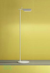 Tab F é um candeeiro de chão com design de Edward Barber & Jay Osgerby para a Flos. Com estrutura em alumínio pintado a branco e com difusor multi-led, especialmente desenhado para evitar o efeito de encadeamento e sombra múltipla. O difusor de Tab Ffaz uma rotação de 45º permitindo um ajuste do sentido da luz. Tab F é ideal como candeeiro de mesa de apoio ou candeeiro de leitura. Dimensões ø 24 x 110 cm; 27,3 cm x 4,9 cm difusor; 200 cm cabo Cor branco Fonte de Luz Led incorporado Prazo de entrega 2 a 3 semanas; 1 exemplar disponível para entrega em 3 dias úteis