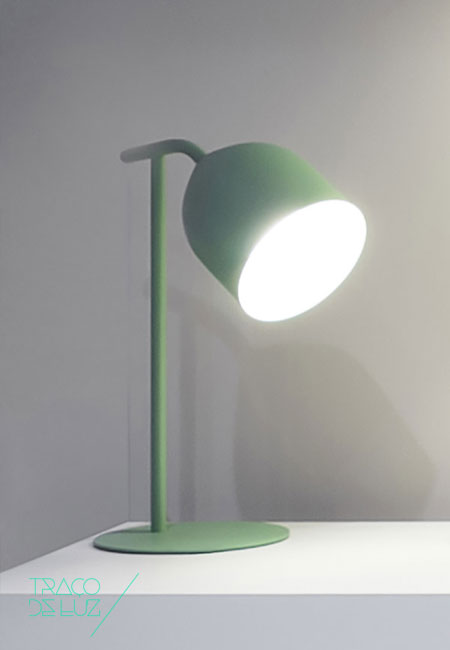 Odile verde de mesa é um candeeiro da marca Lumen Center Italia, na Traço de Luz iluminação, Portugal